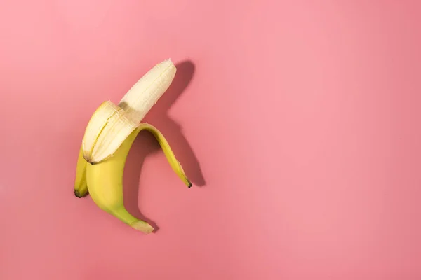 Frisch Geschälte Banane Auf Rosa Hintergrund Mit Harten Schatten — Stockfoto