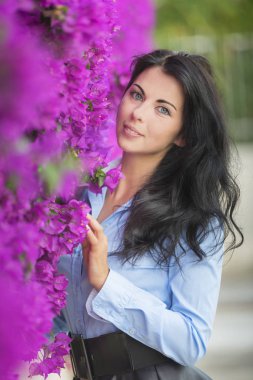 Pembe çiçekler bir arka plan üzerinde güzel ve genç birbayan. Sağlık ve güzellik kavramı. Güzel moda gelin, tatlı ve seksi.