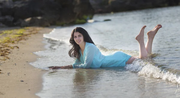 Seksi Esmer Genç Kadın Plajda Şehvetli Giysiler Içinde Poz — Stok fotoğraf