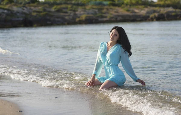 Сексуальна Брюнетка Молода Жінка Позує Чуттєвому Одязі Пляжі — стокове фото