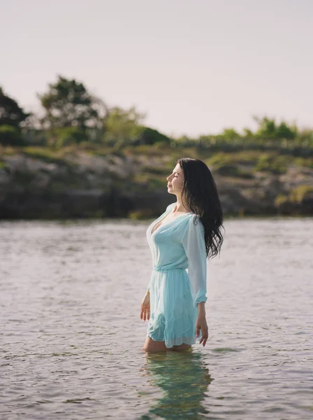 Plajda Mavi Elbiseli Güzel Beyaz Kadın Denizde Gülümseyerek Mutlu Bir — Stok fotoğraf