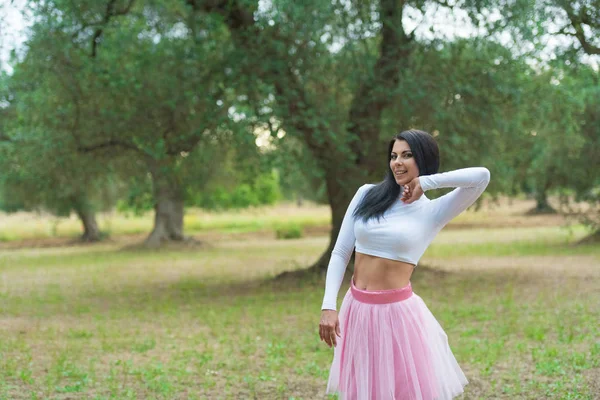 Hermosa Joven Vestido Rosa Posando Entre Olivos Jardín —  Fotos de Stock