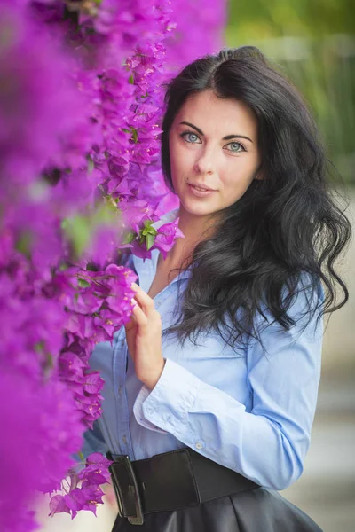 Foto Moda Livre Bela Jovem Rodeada Flores Flor Primavera — Fotografia de Stock