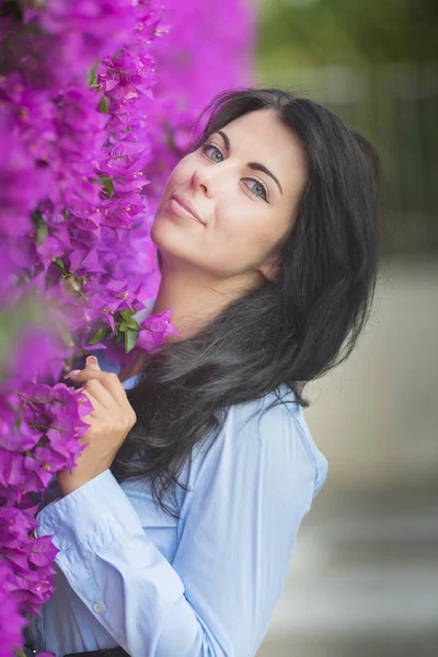 ピンクの花の背景に美しい若い女性 美と健康の概念 美しいファッションの花嫁 甘くて官能的です — ストック写真