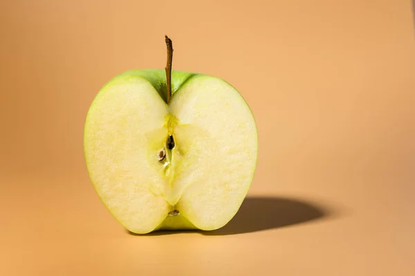 Krájené Zelené Jablko Lahodný Izolované Oranžové Pozadí Kontrast Stíny — Stock fotografie