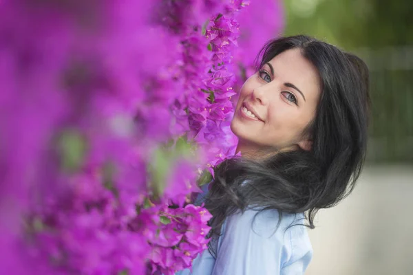 花に囲まれた美しい若い女性の屋外ファッション写真 春の花 — ストック写真