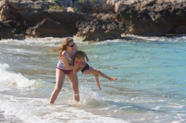 Anne Çocuk çalma ile su, runing sahilde