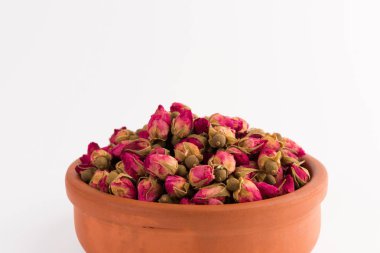 Beyaz arka plan üzerinde izole bir toprak kap içinde çay gül tomurcukları