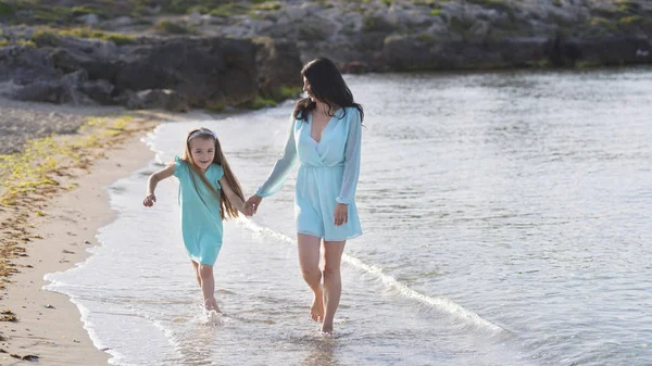 Felice Famiglia Amorevole Madre Figlia Divertirsi Sulla Spiaggia Tramonto Mamma — Foto Stock