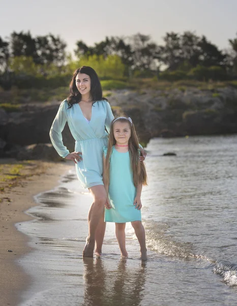 Glücklich Liebende Familie Mutter Und Tochter Haben Spaß Strand Bei — Stockfoto