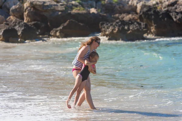 Madre Con Bambino Giocare Con Acqua Runing Sulla Spiaggia — Foto Stock