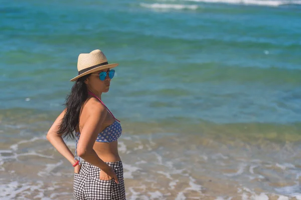 性感黑发的年轻女性 穿着性感的服装 海滩上摆姿势 — 图库照片