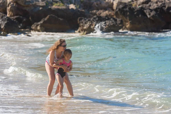 Madre Con Bambino Giocare Con Acqua Runing Sulla Spiaggia — Foto Stock