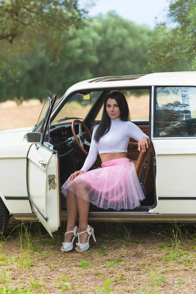 Coche Calle Paisaje Forestal Mujer Joven Delgada Vestido Rosa Sentado —  Fotos de Stock