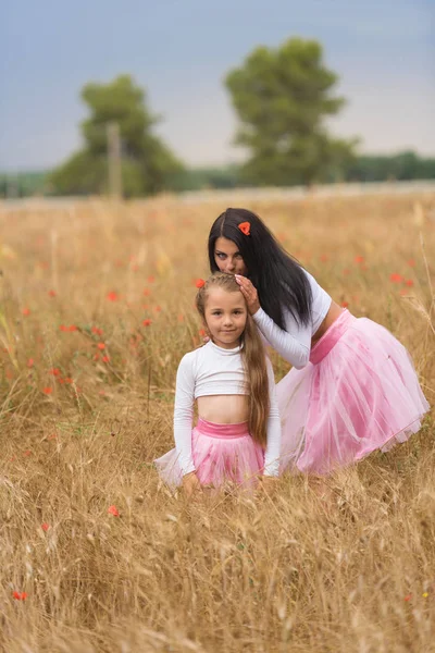 Mutter Spielt Und Posiert Mit Kind Mohnfeld — Stockfoto