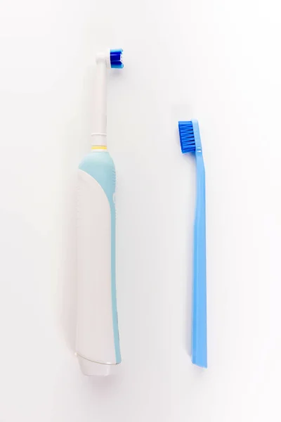 手动常规牙刷对现代电动牙刷 在白色背景上隔离 — 图库照片