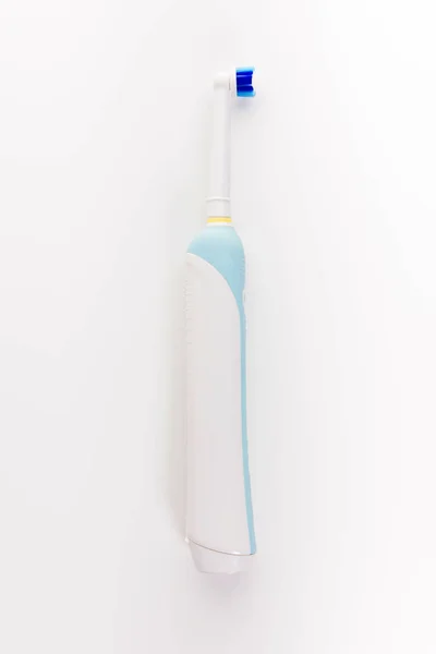 在白色查出的现代电动牙刷支架 — 图库照片