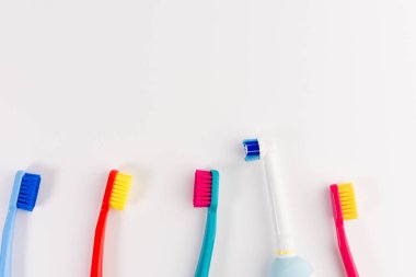 Kırmızı, mavi, açık mavi ve pembe diş fırçası. Dişler, diş kavramı dikkat çekici. Düz yatıyordu fotoğraf, kopya alanı, üstten görünüm
