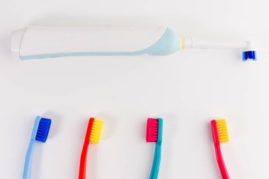Kırmızı, pembe, mavi ve açık mavi diş fırçaları. Dişler, diş kavramı dikkat çekici. Düz yatıyordu fotoğraf, kopya alanı, üstten görünüm