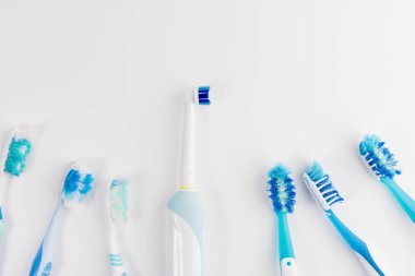 El ile düzenli diş fırçası karşı Modern elektrikli diş fırçası. Beyaz arka plan üzerinde izole. Tuthbrushes arka plan kılavuzu kullanılan