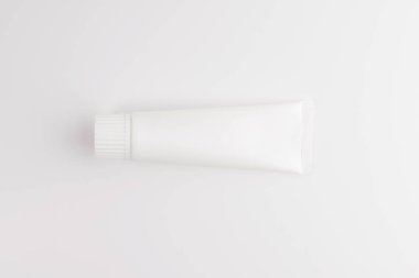 Beyaz macununu, krem boşluk veya beyaz arka plan üzerinde duran jel. Mockup marka