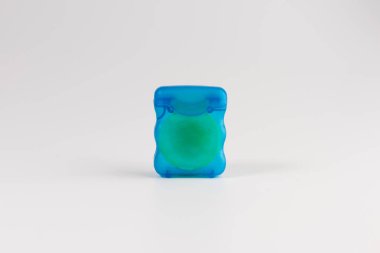 Diş ipi günlük hijyen beyaz arka plan üzerinde izole için