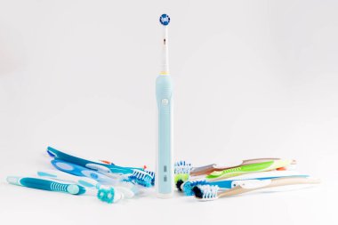 El ile düzenli diş fırçası karşı Modern elektrikli diş fırçası. Beyaz arka plan üzerinde izole. Tuthbrushes arka plan kılavuzu kullanılan