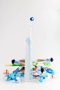 El ile düzenli diş fırçası karşı Modern elektrikli diş fırçası. Beyaz arka plan üzerinde izole. Tuthbrushes arka plan kılavuzu kullanılan