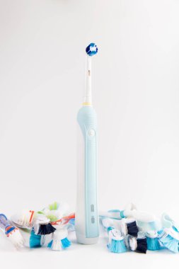 El ile düzenli diş fırçası karşı Modern elektrikli diş fırçası. Beyaz arka plan üzerinde izole. Tuthbrushes arka plan kılavuzu kullanılan