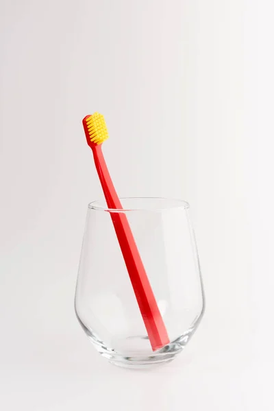 杯上有牙刷 放在背景上隔离的桌子上 牙科保健 — 图库照片