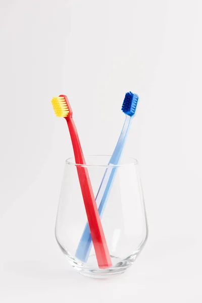 杯子与牙刷在桌子查出在白色背景 牙科保健 — 图库照片