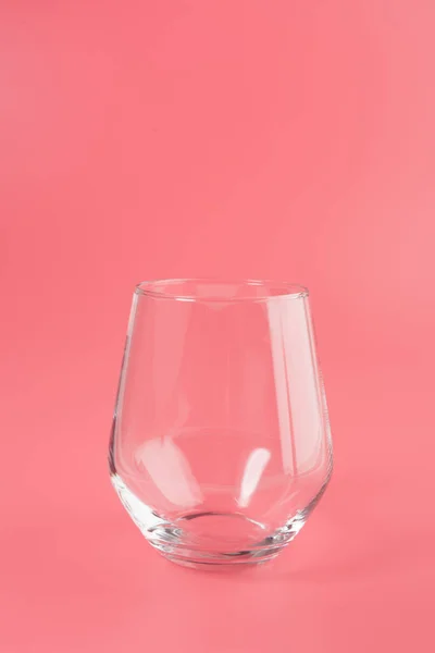 ピンクの背景に分離された空のシンプルなグラス — ストック写真