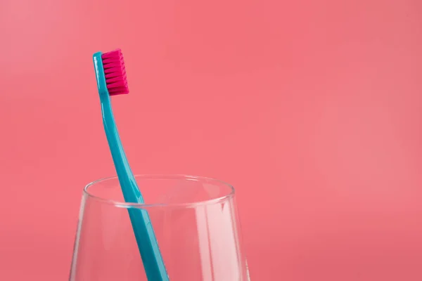 杯子与牙刷在桌反对颜色背景 牙科护理 — 图库照片