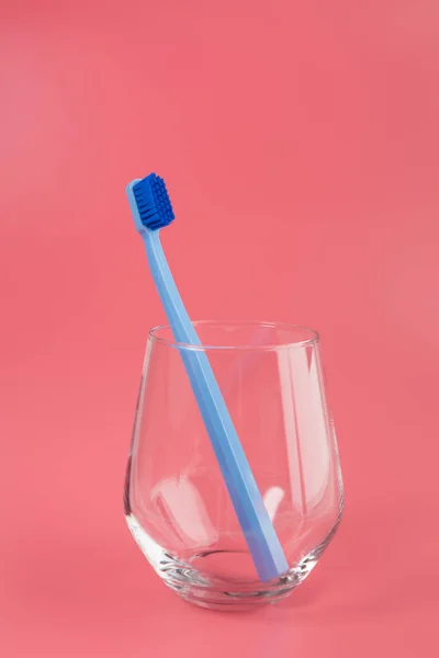 桌子上有牙刷的杯子和颜色背景 牙科护理 — 图库照片