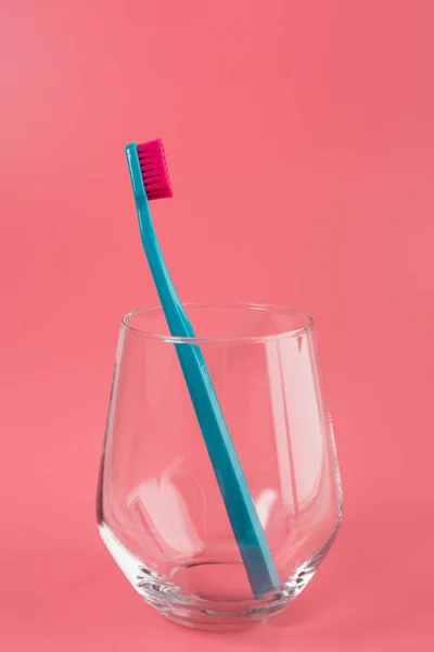 杯子与牙刷在桌反对颜色背景 牙科护理 — 图库照片
