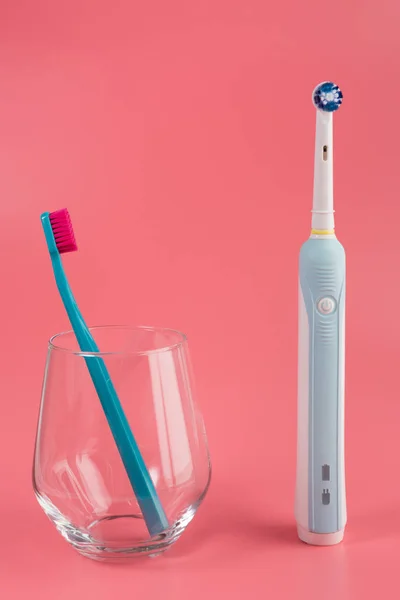 Manual Regular Toothbrush Modern Electric Toothbrush Isolated White Background — Stock Photo, Image