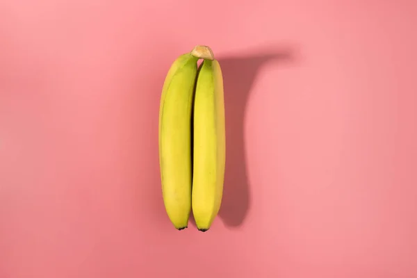 Zwei Bananen Isoliert Auf Rosa Hintergrund Mit Kontrastschatten — Stockfoto