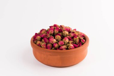 Beyaz arka plan üzerinde izole bir toprak kap içinde çay gül tomurcukları