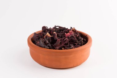 Beyaz arka plan üzerinde izole toprak kap kuru hibiscus çay yaprakları