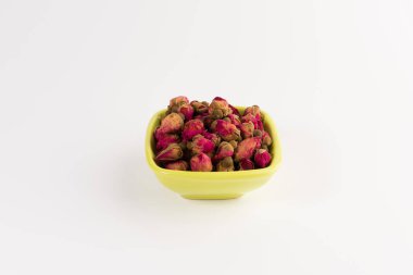 Beyaz arka plan üzerinde izole içme bir kabın içinde Tea gül tomurcukları