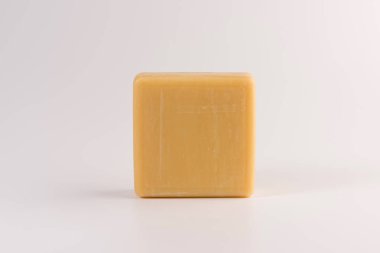Beyaz bir arka plan üzerinde izole doğal sabun parçası