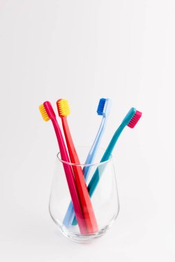 Beyaz arka plan üzerinde izole diş fırçası ile fincan. Diş Bakımı