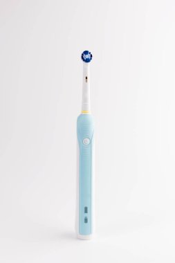 Beyaz izole Modern elektrikli diş fırçası standları