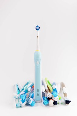 El ile düzenli diş fırçası karşı Modern elektrikli diş fırçası. Beyaz arka plan üzerinde izole. Tuthbrushes arka plan kılavuzu kullanılan