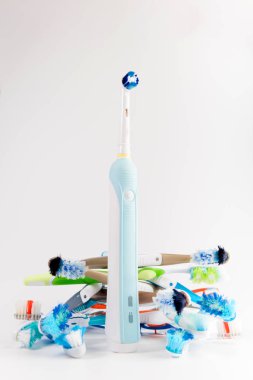 El ile düzenli diş fırçası karşı Modern elektrikli diş fırçası. Beyaz arka plan üzerinde izole. Tuthbrushes arka plan kılavuzu kullanılan