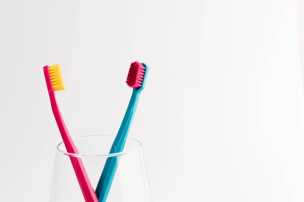 杯子与牙刷查出在白色背景 牙科保健 — 图库照片
