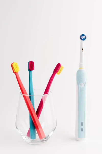 Manual Regular Toothbrush Modern Electric Toothbrush Isolated White Background — Stock Photo, Image