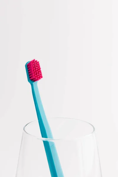 Coupe Avec Brosse Dents Isolée Sur Fond Blanc Soins Dentaires — Photo