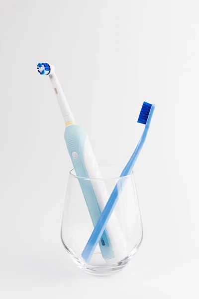 Τακτική Οδοντόβουρτσες Εναντίον Σύγχρονη Ηλεκτρική Οδοντόβουρτσα Απομονωμένα Λευκό Φόντο — Φωτογραφία Αρχείου