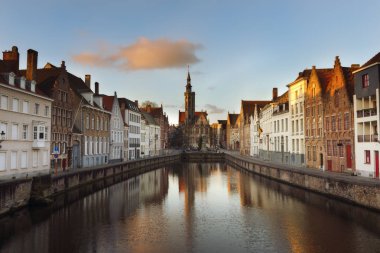 Brugge akşam cityscape. Eski binalara su kanal Bruges, Belçika